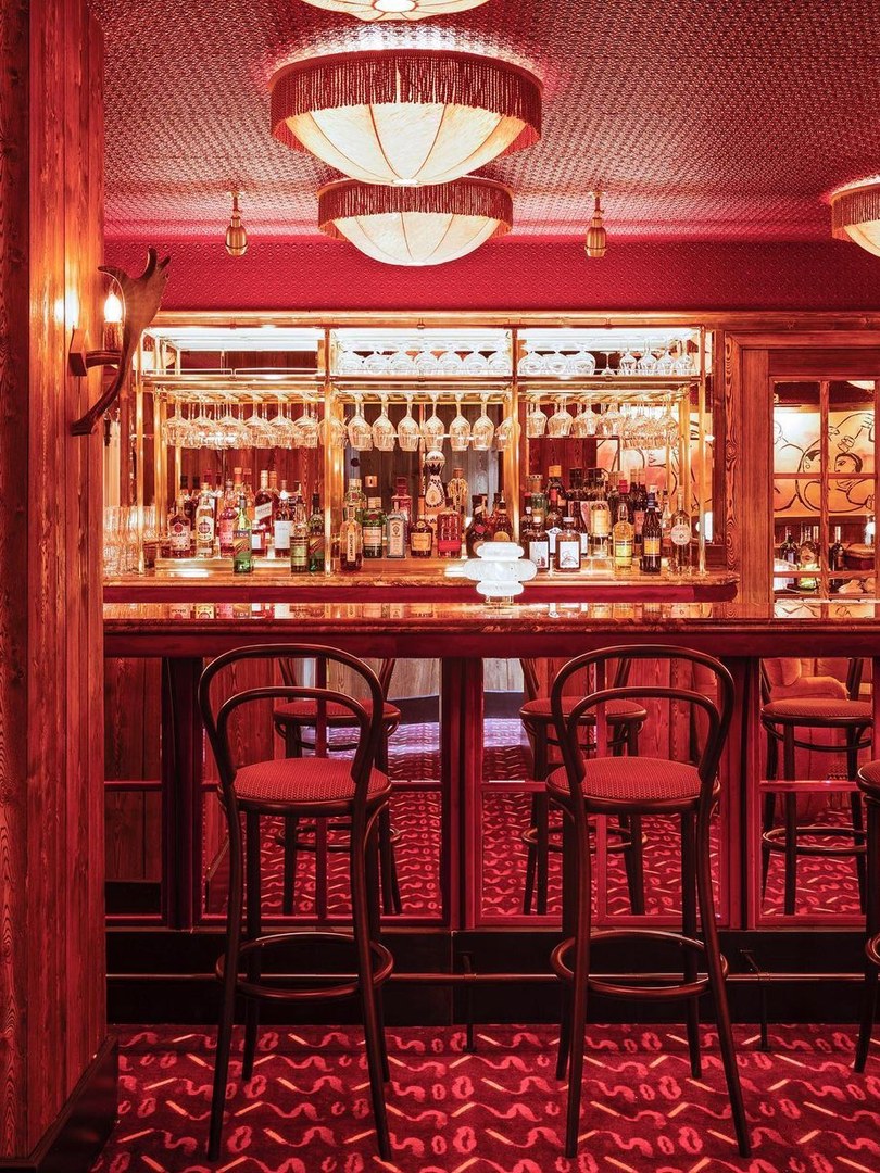 The marble bar and its stools at Le Piaf Dubaï